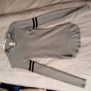 Gray light light sweater a zip up in the front by the neck long sleeve